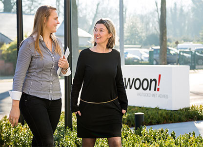 Stéphanie en haar collega voor het kantoor van Immo WOON!